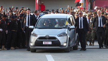 potret-paus-fransiskus-naik-mobil-‘merakyat’-lagi-di-timor-leste