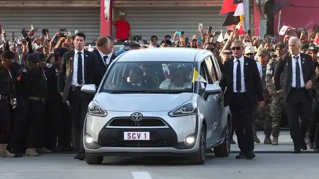 sudah-tak-lagi-diproduksi,-paus-fransiskus-gunakan-toyota-sienta-dalam-kunjungan-di-timor-leste