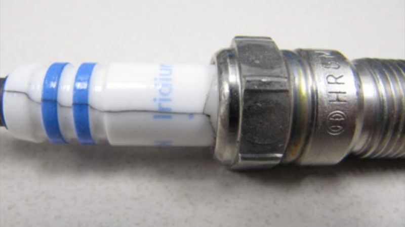 ternyata-ini-alasan-busi-motor-bisa-retak