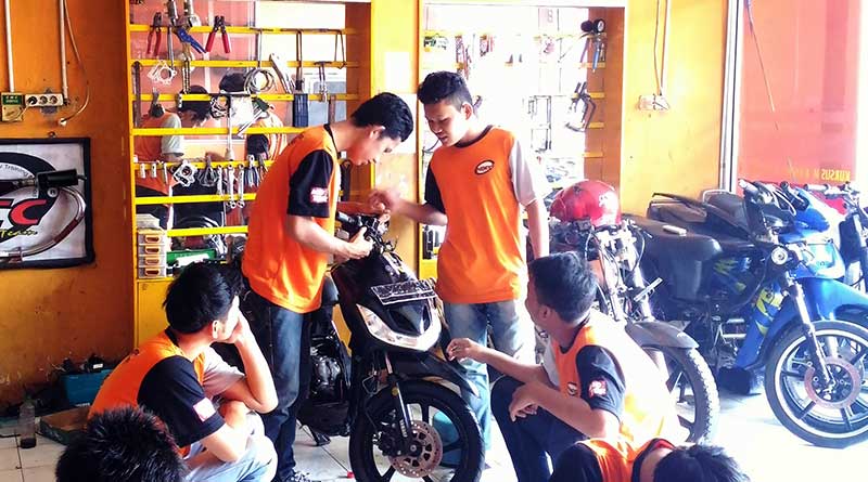 6-cara-ganti-oli-motor-yang-benar,-di-rumah-saja!