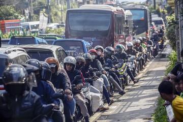 pemotor-sudah-tahu-macet-malah-lawan-arah,-pelajaran-dari-macet-horor-puncak