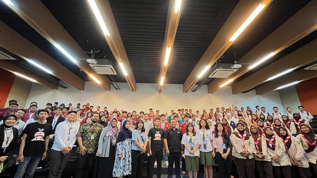 jne-dukung-logistichamp-2024-di-universitas-internasional-semen-indonesia