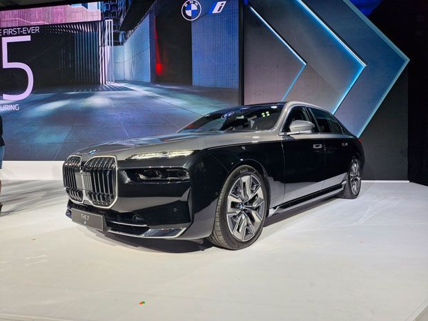 bmw-seri-7-bisa-dibuat-warna-two-tone-biar-tambah-keren,-biaya-mulai-rp50-juta