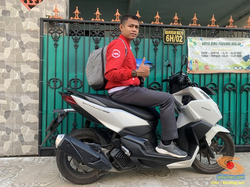 cari-aman-berkendara-naik-motor-dengan-ban-tapak-lebar