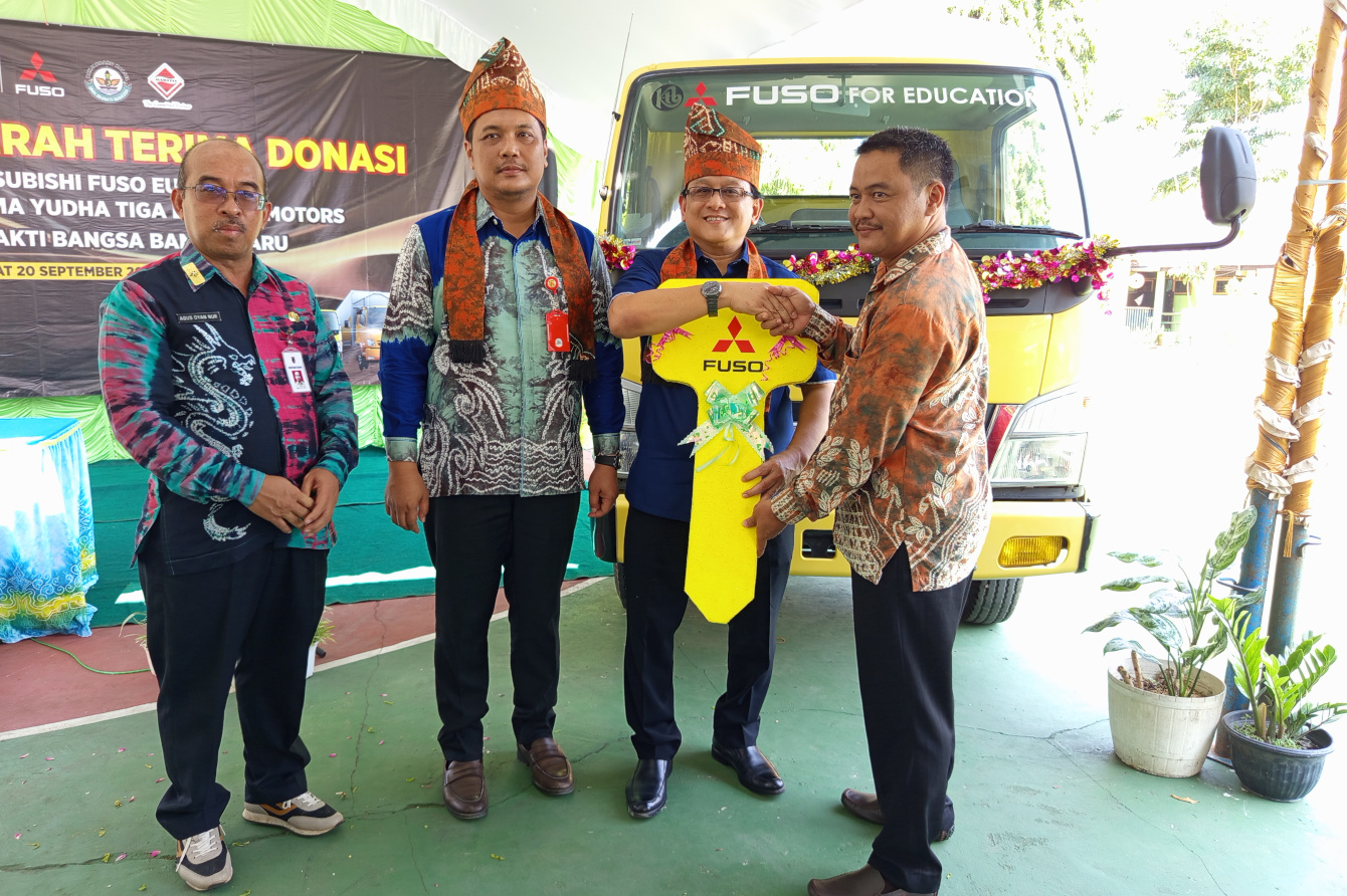 ktb-donasikan-mitsubishi-fuso-canter-euro-4-bagi-smk-bhakti-bangsa-banjarbaru