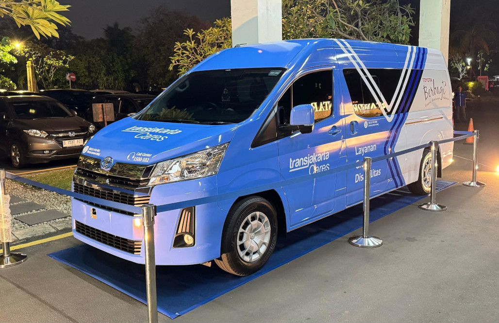 toyota-hiace-premio-khusus-disabilitas-diserahkan-kepada-transjakarta