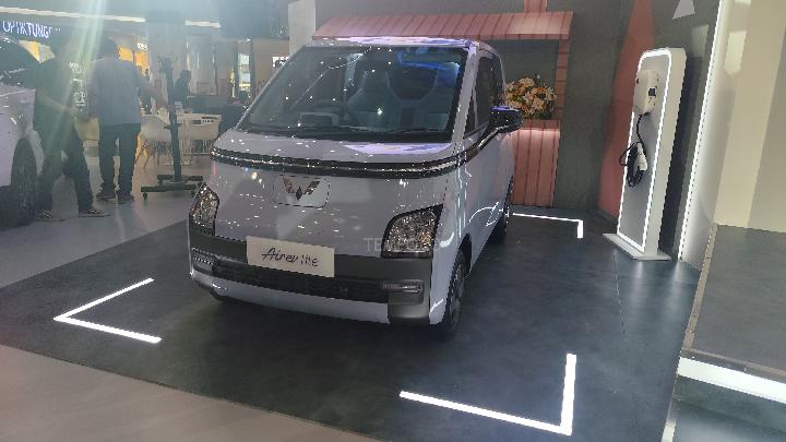 wuling-air-ev-varian-baru-bisa-jangkau-300-km,-harganya-rp-190-juta