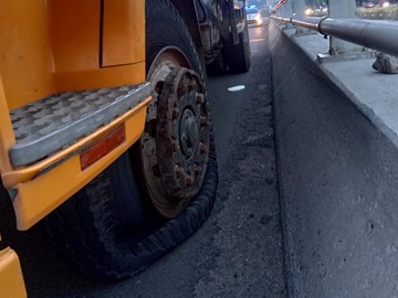 begini-cara-mencegah-pecah-ban-truk-di-jalan-tol
