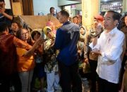 Presiden Cek Harga Sembako Sekaligus Berpamitan ke Warga di Pasar Mawar Pontianak