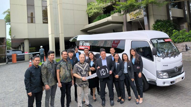 serah-terima-bus-hino-115-sdbl-primecab-l,-untuk-transportasi-batam