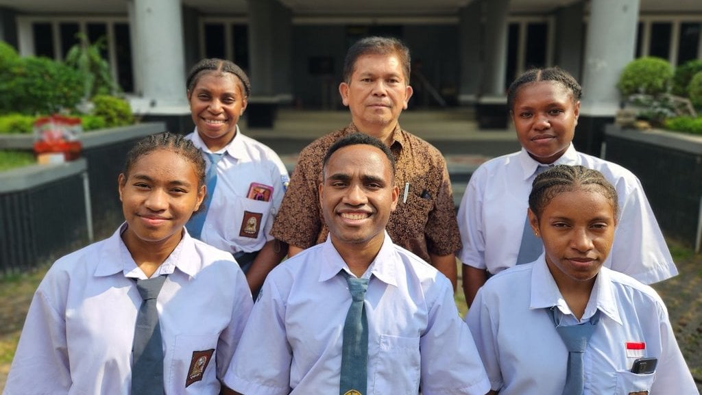pemerataan-akses-pendidikan-papua-&-3t-lewat-program-adem-–-adik