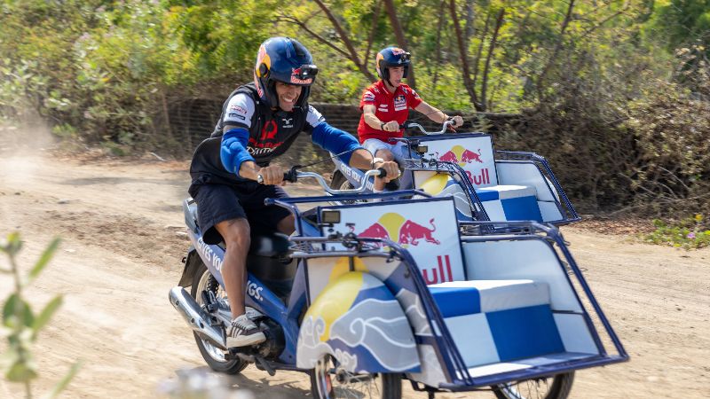 keseruan-pembalap-red-bull-motogp-adu-cepat-becak-motor-mandalika