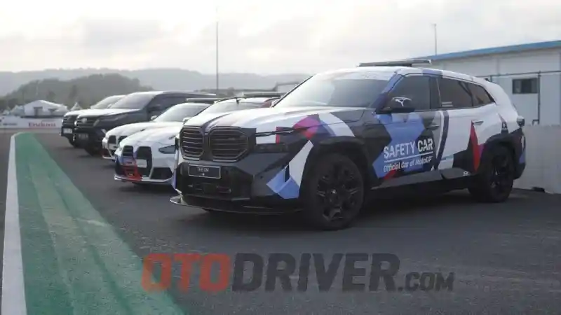 ternyata-ada-3-orang-penumpang-di-safety-car-moto-gp-yang-satu-ini-saat-bertugas