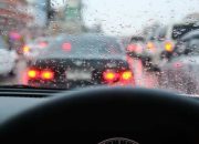 Mulai Sering Turun Hujan, Begini Hindari Risiko Tabrakan Beruntun dan Aquaplanning