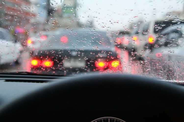 mulai-sering-turun-hujan,-begini-hindari-risiko-tabrakan-beruntun-dan-aquaplanning