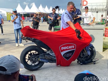 motor-marquez-terbakar,-langsung-dibungkus-kain-merah