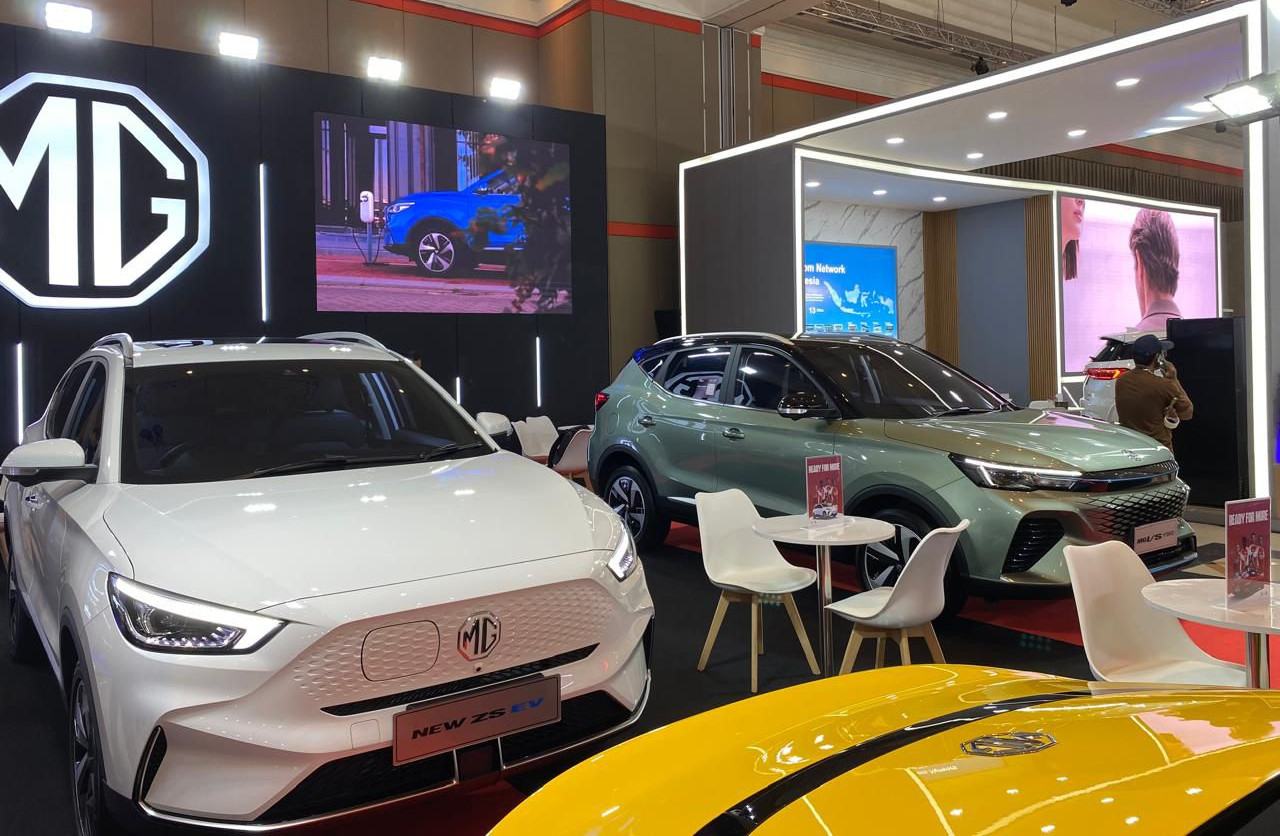 makan-korban,-ini-penampakan-mg-zs-ev-putih-mundur-hajar-booth-di-giias-bandung-2024