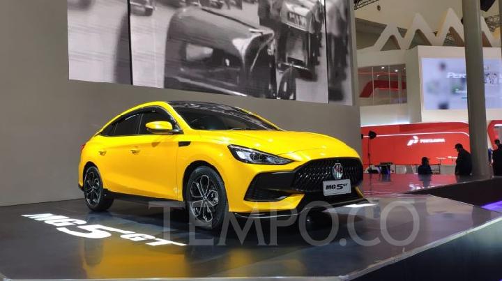 mobil-pameran-tabrak-booth-mg-di-giias-bandung-2024
