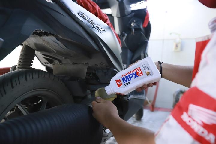 ciri-ciri-oli-gardan-motor-matik-habis,-muncul-bau-menyengat