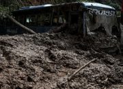 Tanah Longsor Kubur Bus di Nepal
