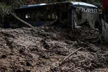 tanah-longsor-kubur-bus-di-nepal