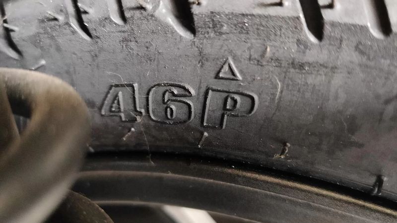tanda-segitiga-di-ban-mobil-dan-motor,-apa-artinya?