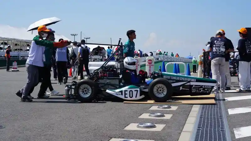 mobil-formula-listrik-tim-institut-teknologi-sepuluh-nopember-juara-dunia