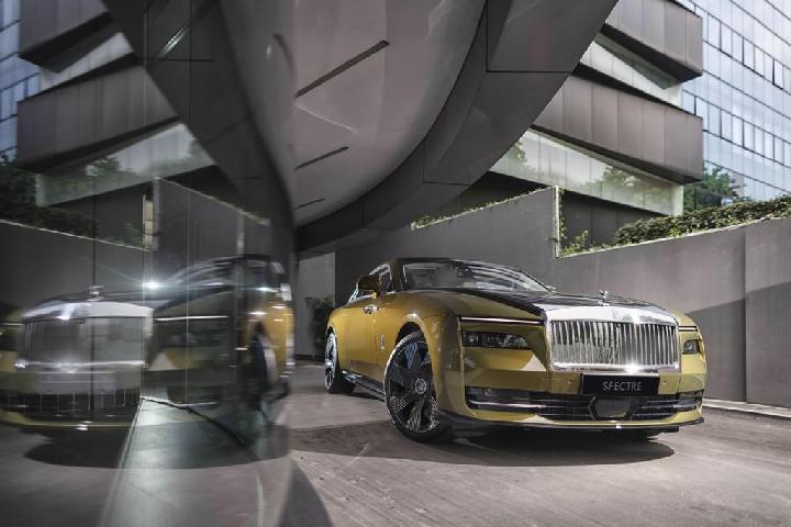 pengembangan-cat-mobil-rolls-royce-spectre-lunaflair-butuh-waktu-setahun