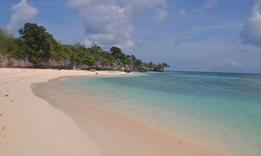 13-pantai-pasir-putih-di-indonesia-yang-wajib-masuk-daftar-kunjungan