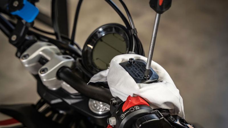 panduan-ganti-minyak-rem-motor-sendiri,-mudah!