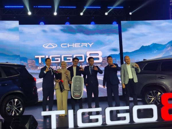 irwansyah-dan-zaskia-sungkar-pilih-chery-tiggo-8,-terinspirasi-dari-raffi-ahmad