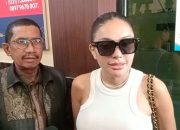 Nikita Mirzani Tak Terima Ayah Vadel Badjideh Klaim Ajarkan Laura Meizani Beribadah