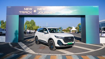 chery-tiggo-8-phev-bisa-meluncur-di-indonesia-tahun-depan,-asalkan…