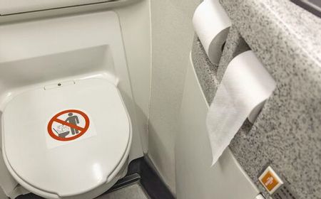 hindari-penggunaan-tisu-toilet-saat-di-pesawat,-pramugari-ini-ungkap-alasannya